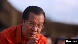 Perdana Menteri Kamboja Hun Sen menghadiri upacara di Angkor Wat untuk mendoakan perdamaian dan stabilitas di Kamboja, 3 Desember 2017.