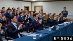 이재명 대통령이 8일 국방과학연구소에서 실시된 국산 극초음속 활공비행체 시험발사 성공을 축하하고 있다. (출처: 청와대) 