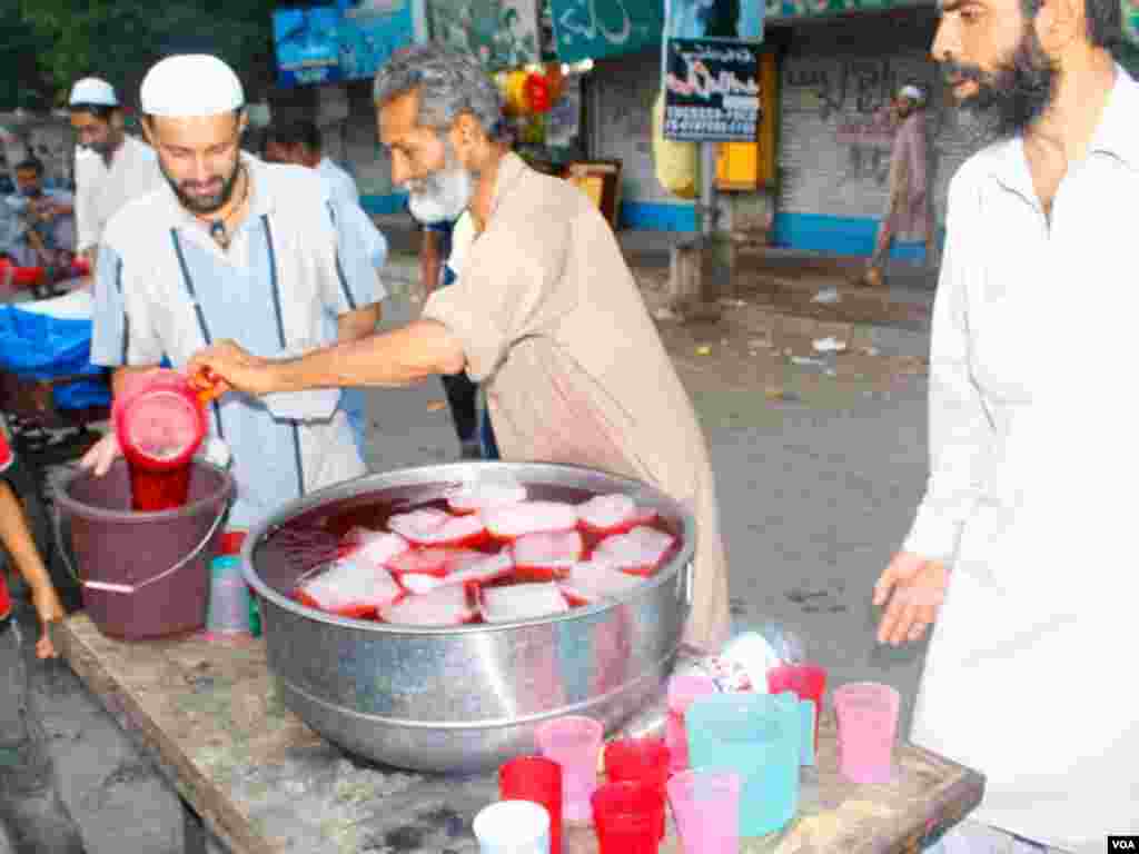 افطاری کےساتھ شربت تقسیم ہو رہا ہے