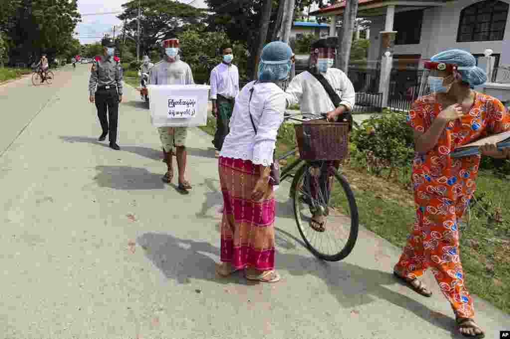 ရန်ကုန်မြို့တွင် အသက် ၆၀ အထက် လူကြီးများ မဲပေးကြသည့် မြင်ကွင်းတချို့။