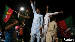 Para pendukung Partai PTI (Pakistan Tehreek-e-Insah) merayakan kemenangan pemilu di Islamabad (foto: dok). 