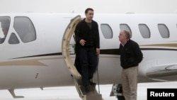 El ex infante de Marina, Amir Hekmati, recientemente liberado por Irán, llegó en vuelo privado al aeropuerto de Flint, Michigan.