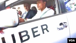 William Heidt, U.S. Ambassador to Cambodia, sits in the passenger seat of an Uber car in Phnom Penh, Cambodia, September 28, 2017. (Hul Reaksmey/VOA Khmer) 