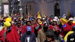 Manifestantes indígenas marchan hacia la Basílica del Voto Nacional donde se celebraba el diálogo con el gobierno tras el paro y las protestas violentas de las últimas dos semanas, en el centro de Quito, Ecuador, el martes 28 de junio de 2022. 