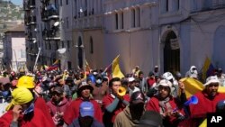 Manifestantes indígenas marchan hacia la Basílica del Voto Nacional donde se celebraba el diálogo con el gobierno tras el paro y las protestas violentas de las últimas dos semanas, en el centro de Quito, Ecuador, el martes 28 de junio de 2022. Foto AP.