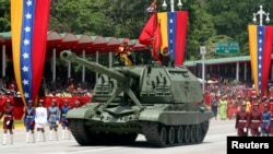 Un tanque venezolano durante una parada miitar en Caracas. Estados Unidos sancionó a la empresa estatal venezolana Cavim por transferir teconología con Irán, Corea del Norte o con Siria.