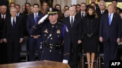 Le leader de la majorité au Sénat Mitch McConnell (R-KY), le président de la Chambre des représentant Paul Ryan (R-WI), le vice-président Mike Pence, la Première dame Melania Trump et le président Donald Trump assistent à une cérémonie en l'honneur de Bill Graham, Washingtin, le 28 février 2018