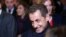 Eski Fransa Cumhurbaşkanı Nicolas Sarkozy partisinin genel merkezinden ayrılırken