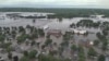 Inundaciones obligan a habitantes a dejar sus casas en partes de Iowa; ola de calor sigue en EEUU