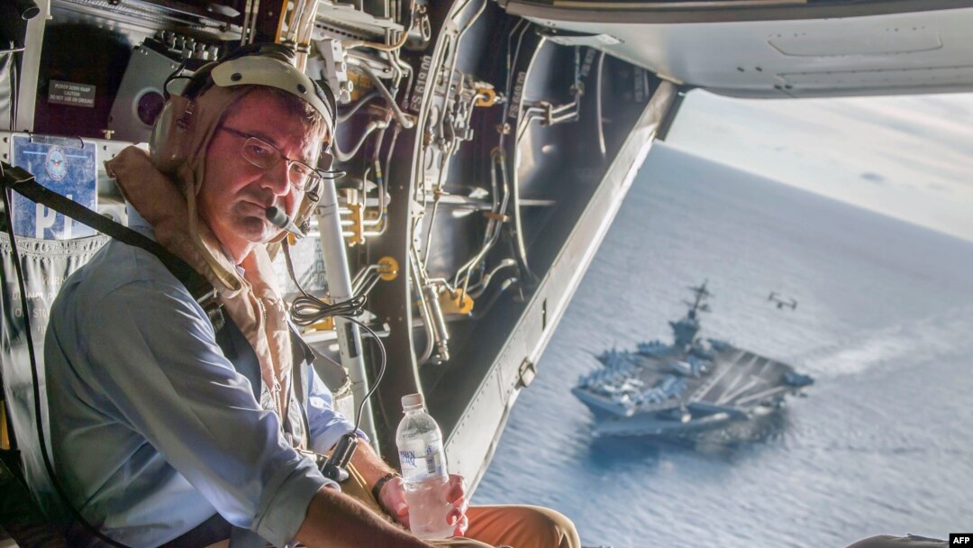 Bộ trưởng Quốc phòng Mỹ Ashton Carter trên chiếc V-22 Osprey sau khi tới thăm Hàng không Mẫu hạm USS Theodore Roosevelt, hôm 5/11/2015.