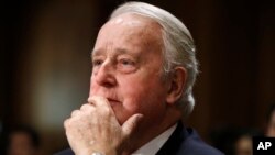 ARCHIVO - Brian Mulroney, ex primer ministro de Canadá, escucha durante una audiencia de la Comisión de Relaciones Exteriores del Senado sobre la relación Canadá-Estados Unidos-México, el martes 30 de enero de 2018, en el Capitolio en Washington. (Foto AP/Jacquelyn Martin)