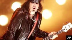 ARCHIVO -Nikki Sixx de Motley Crue en concierto con la banda Sixx:A.M. en la The Electric Factory de Philadelphia. 28-4-15. Foto de Owen Sweeney/Invision/AP.