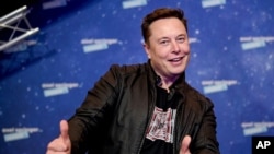 Le propriétaire de SpaceX et PDG de Tesla, Elon Musk, arrive sur le tapis rouge pour le prix des médias Axel Springer, à Berlin, en Allemagne le 1er décembre 2020,