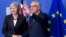 El presidente de la Comisión Europea, Jean-Claude Juncker (D), saluda a la primera ministra británica Theresa May en la sede de la UE en Bruselas, el miércoles 21 de noviembre de 2018.