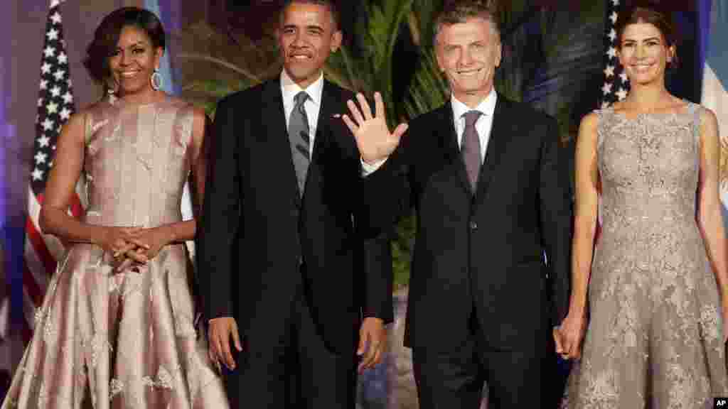 Le président argentin Mauricio Macri et sa femme, et le président américain Barack Obama et sa femme, lors d&#39;un dîner à Buenos Aires, Argentine, 23 mars 2016.