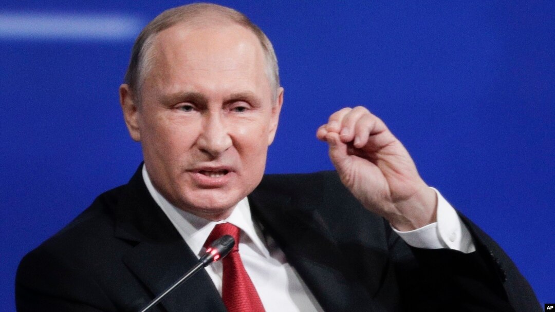 Presiden Rusia Vladimir Putin berbicara di Forum Ekonomi Internasional di St.Petersburg, Rusia, Jumat (2/6). 