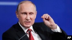 Presiden Rusia Vladimir Putin berbicara di Forum Ekonomi Internasional di St.Petersburg, Rusia, Jumat (2/6). 