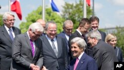 Sekretè Deta ameriken an, John Kerry (nan mitan), pandan yon rankont ak Minis Afè Etranjè Almay la, Frank-Walter Steinmeier (2èm a goch) epi Minis Afè Etranjè Lagrès la, Nikos Kotzias (4èm a goch), pandan yon foto an gwoup nan katye jeneral l'OTAN an nan vil Briksèl. (Foto Achiv).