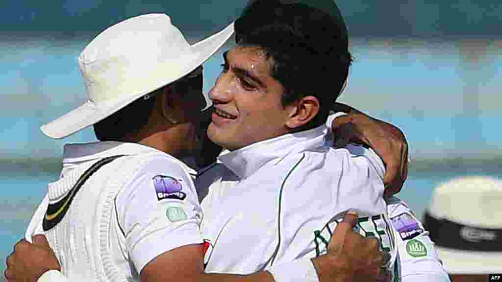 دوسری ٹیسٹ میں سب سے زیادہ وکٹ لینے والے پاکستانی بالر نسیم شاہ کو ساتھی کھلاڑی خوشی سے گلے لگائے ہوئے۔&nbsp;