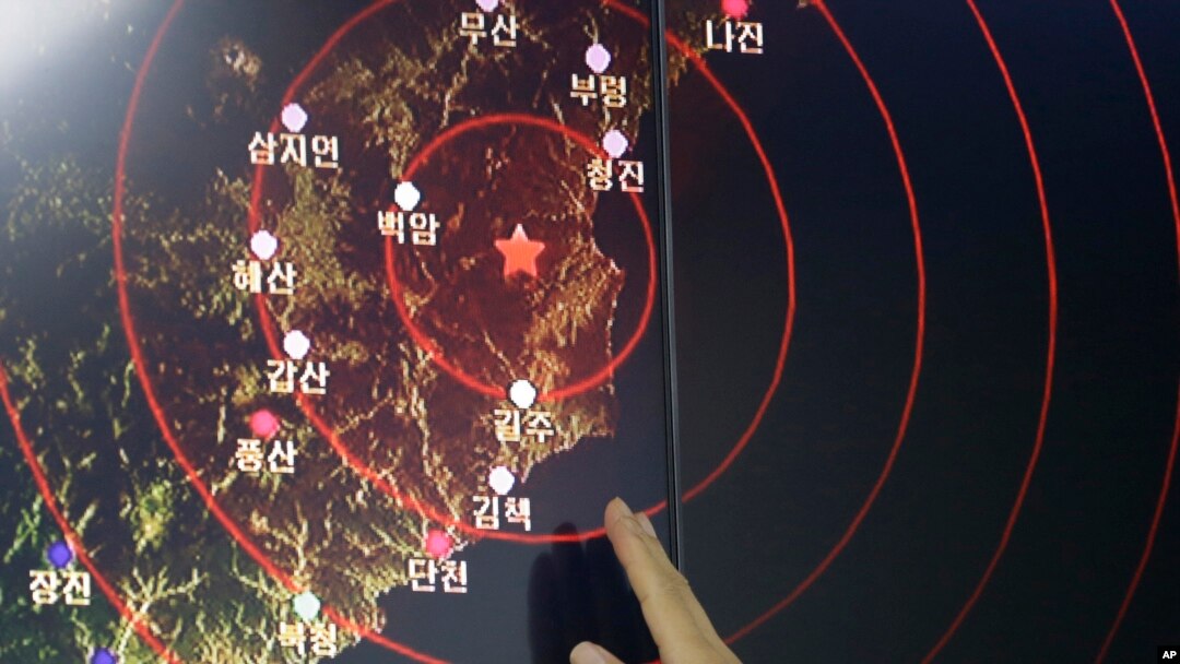 Pejabat Korea Selatan menunjukkan gelombang seismik dari gempa di Korea Utara yang diperkirakan disebabkan oleh uji coba nuklir terbaru oleh Pyongyang, Jumat (9/9). 