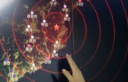 북한이 5차 핵실험을 실시한 2016년 9월, 한국 서울 기상청 관계자가 핵실험으로 인한 인공지진의 진앙지인 함경북도 길주군 풍계리 부근을 가리키고 있다.