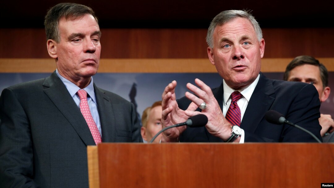Ketua panel dari faksi Republik, Senator Richard Burr (kanan) memberi keterangan kepada media, didampingi Senator Mark Warner (kiri), ketua panel dari faksi Demokrat. 