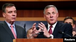 Chairman of the Senate Intelligence Committee Richard Burr (R-NC), right, and the committee's vice chairman Senator Mark Warner (D-VA) speak to the media about the committee's findings and recommendations on threats to election infrastructure on Capitol Hill in Washington, March 20, 2018. 