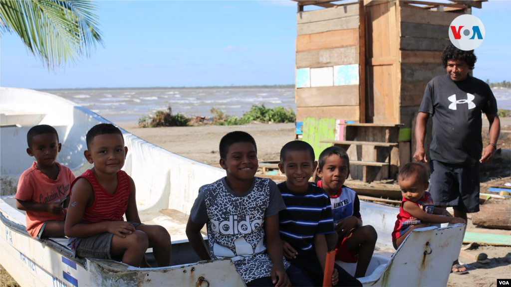 Un grupo de niños intenta jugar en medio de los escombros que dejó Eta. 