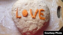 Une jeune fille a cuisiné des dumplings pour le jour de la Saint Valentin.