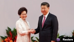 La nouvelle chef de l'exécutif hongkongais, Carrie Lam, et le président chinois Xi Jinping lors du 20e anniversaire de la rétrocession, à Hong Kong, en Chine, le 1er juillet 2017.