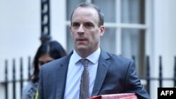 Menlu Inggris, Dominic Raab berbicara melalui telepon dengan Menlu AS Mike Pompeo. 