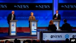 Debat kandidat Capres AS 2016 dari Partai Demokrat, 19 Desember 2015 (Foto: dok). Dari kiri: Bernie Sanders, Hillary Clinton, dan Martin O’Malley. 