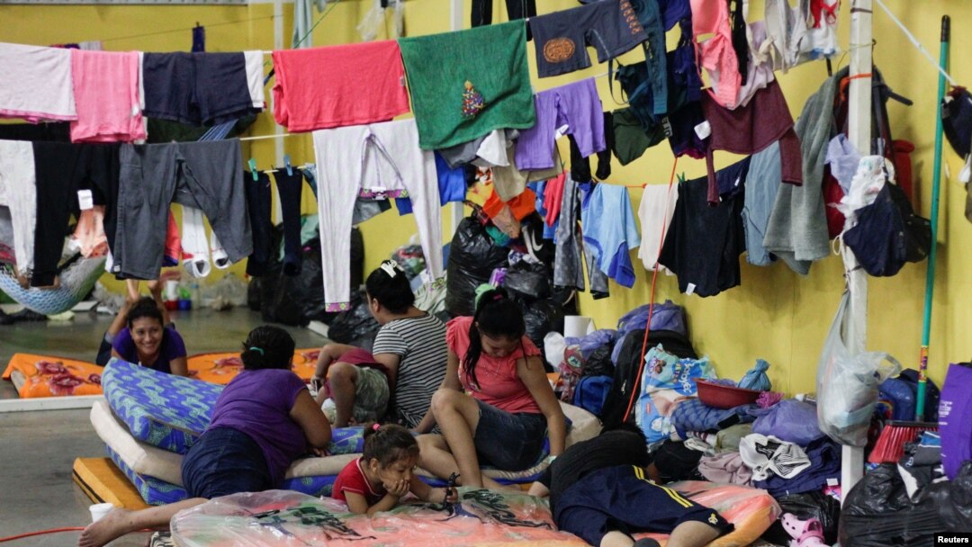 Residentes descansan en un albergue para personas afectadas por las inundaciones provocadas por las fuertes lluvias traídas por la tormenta Iota, en San Pedro Sula, Honduras, el 19 de noviembre de 2020.
