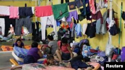 Residentes descansan en un albergue para personas afectadas por las inundaciones provocadas por las fuertes lluvias traídas por la tormenta Iota, en San Pedro Sula, Honduras, el 19 de noviembre de 2020.