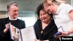 Berit Reiss-Andersen, del Comité Nobel entrega el premio Nobel de la Paz a la sobreviviente de Hiroshima Setsuko Thurlow y a la directora ejecutiva de ICAN, Beatrice Fihn, en Oslo.