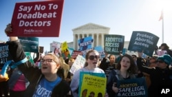 미국 수도 워싱턴의 연방대법원 앞에서 낙태 권리 찬반론자들이 나란히 집회를 하는 모습. (자료사진)