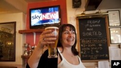 English pub landlady Karen Murphy poses for photographers inside her pub in Southsea, Portsmouth, southern England. (File Photo)