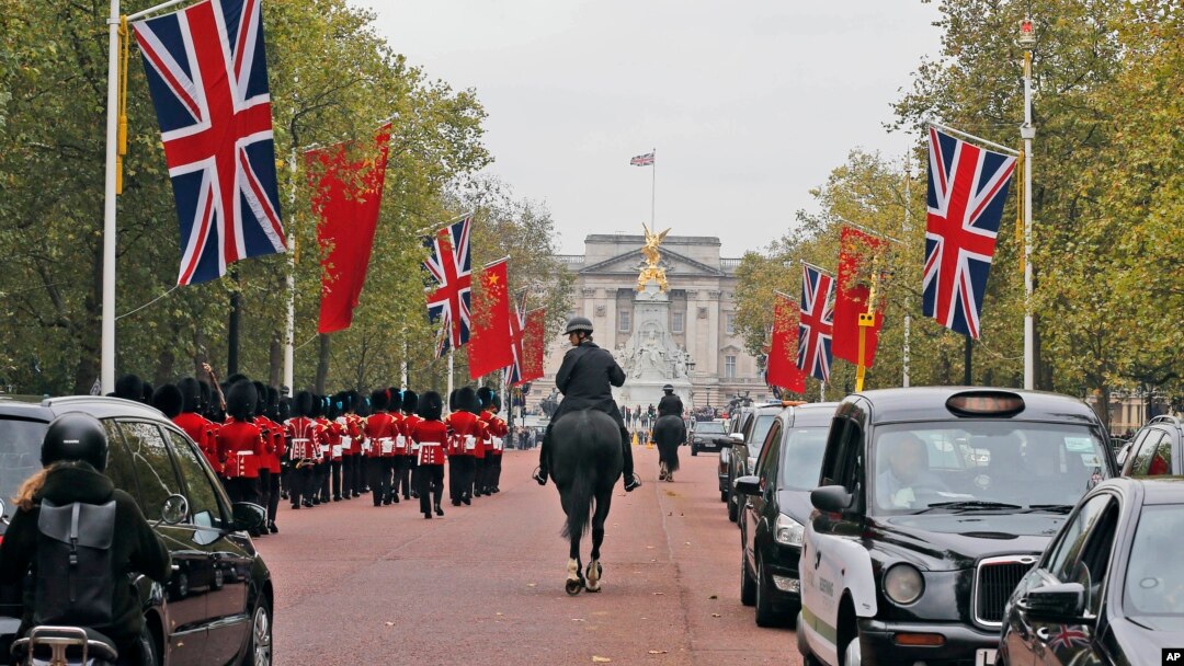 Cờ quốc gia của Trung Quốc được treo cạnh cờ Anh gần Cung điện Buckingham ở London, ngày 16/10/2015.