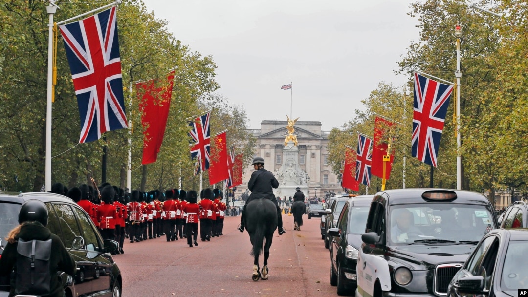 Inggris menyambut kedatangan Presiden China Xi Jinping dengan memasang bendera nasional China di istana Buckingham di London (16/10).