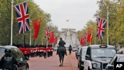 Inggris menyambut kedatangan Presiden China Xi Jinping dengan memasang bendera nasional China di istana Buckingham di London (16/10).