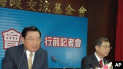 海基會董事長江丙坤(左)和副董事長高孔廉(右)10月份在記者會上(資料圖片)