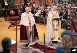 El rey Carlos III, a la izquierda, en la ceremonia de coronación en la Abadía de Westminster, Londres, el sábado 6 de mayo de 2023. (Jonathan Brady/vía AP)