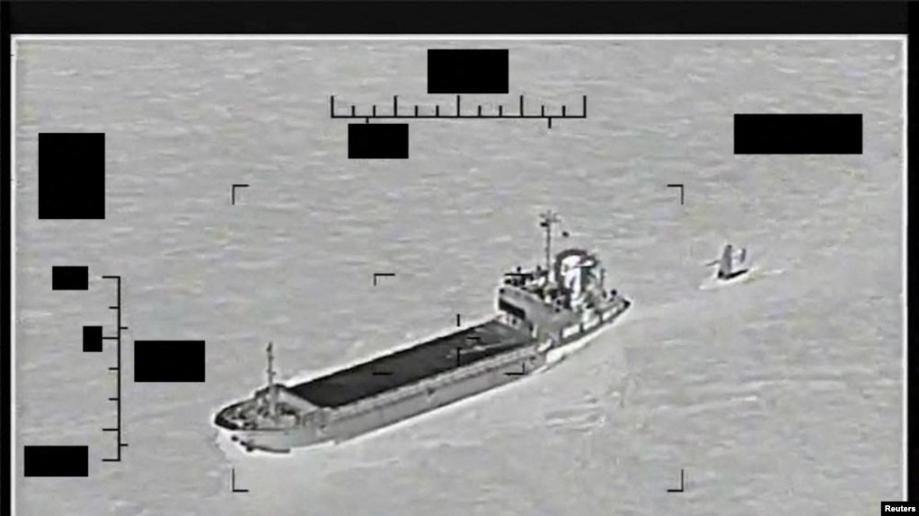 资料照片：美国海军视频显示，伊朗革命卫队舰艇“沙希德·巴扎尔”号在波斯湾拖着美国海军“无人航海探索者”号。(2022年8月30日)(photo:VOA)