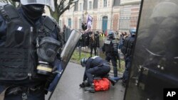 ARCHIVES - Des policiers anti-émeute arrêtent un manifestant lors d'une manifestation à Rennes, dans l'ouest de la France, jeudi janvier. 9, 2020.
