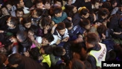 Pengunjung berdesakan pada perayaan malam tahun baru di Lapangan Cheng Yi, wilayah Bund, di pusat kota Shanghai. (31/12).