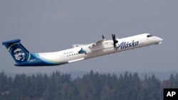 Avion kompanije Horajzon Er Q400, deo grupe Alaska Er, poleće iz Sijetela 13. avgusta 2018. (Foto: AP/Elaine Thompson)