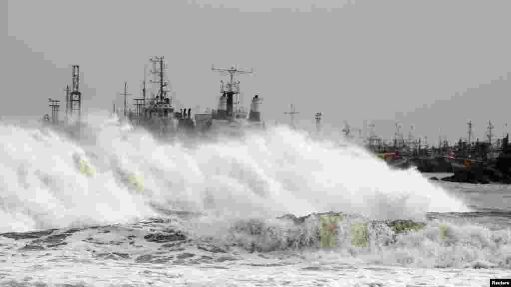 Ombak besar menghantam pelabuhan nelayan di Jalaripeta, distrik Visakhapatnam di negara bagian Andhra Pradesh.