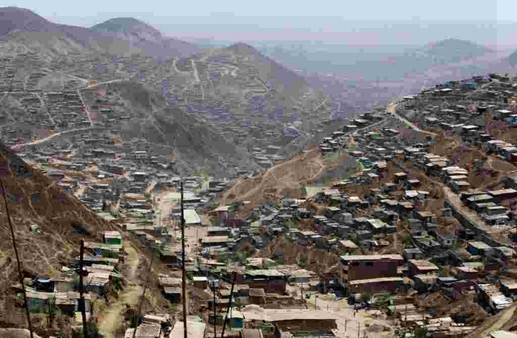 Una vista panorámica del polvoriento y seco barrio de Nueva Esperanza en Lima, Perú.