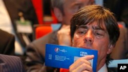 L'entraineur allemand Joachim Loew a, dans ses mains, un billet d'entrée pour un match de l'Euro le 12 décembre 2015