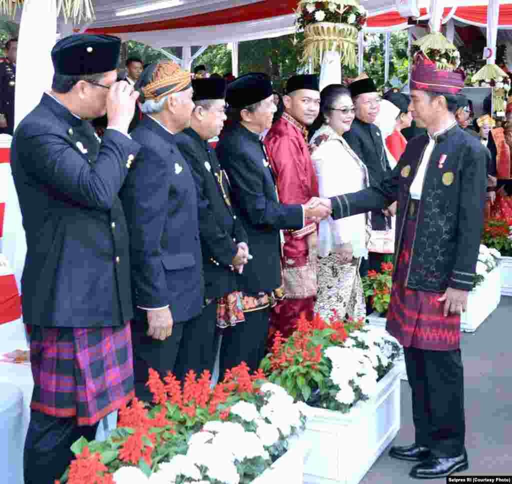 Presiden Joko Widodo menyalami hadirin yang ikut secara langsung menyaksikan pengibaran bendera di Istana Merdeka Jakarta, 17 Agustus 2017. (Courtesy: Setpres RI)